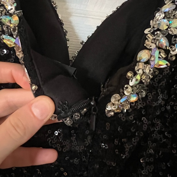 BEAUTIFUL SEQUIN JEWELLED GOWN - Picture 5 of 6